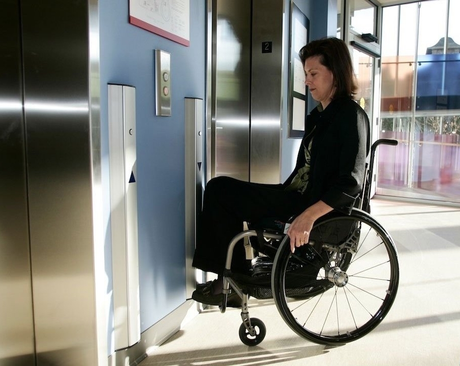 A Importância da Acessibilidade: Adequando Elevadores para Pessoas com Mobilidade Reduzida